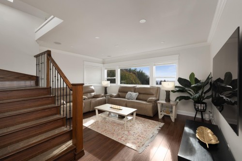 4050 St. Pauls Avenue, North Vancouver, BC - Indoor