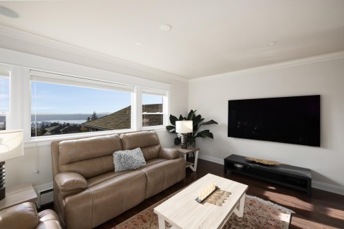 4050 St. Pauls Avenue, North Vancouver, BC - Indoor Photo Showing Living Room