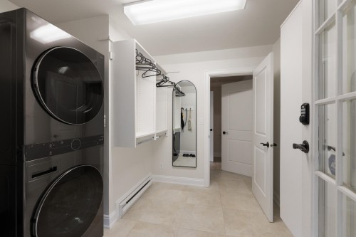4050 St. Pauls Avenue, North Vancouver, BC - Indoor Photo Showing Laundry Room