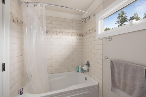 4050 St. Pauls Avenue, North Vancouver, BC - Indoor Photo Showing Bathroom