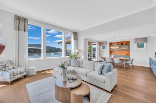 1126 Ioco Road, Port Moody, BC - Indoor Photo Showing Living Room