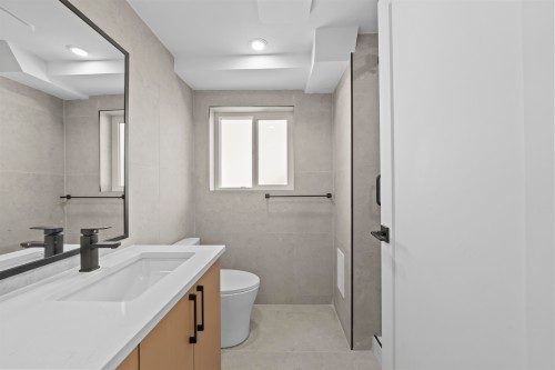 5548 44 Avenue, Delta, BC - Indoor Photo Showing Bathroom