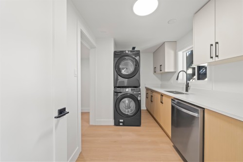 5548 44 Avenue, Delta, BC - Indoor Photo Showing Laundry Room