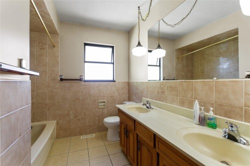 2986 3Rd Avenue E, Vancouver, BC - Indoor Photo Showing Bathroom