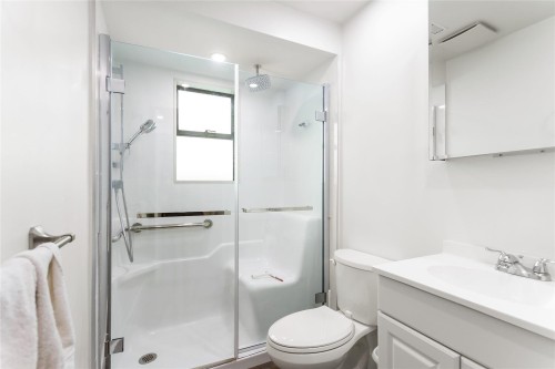 2986 3Rd Avenue E, Vancouver, BC - Indoor Photo Showing Bathroom