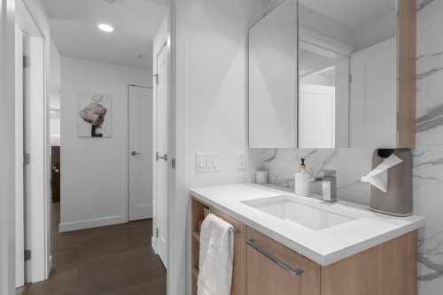 1002-3200 Corvette Way, Richmond, BC - Indoor