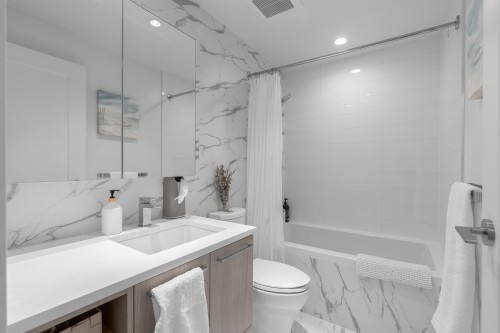 1002-3200 Corvette Way, Richmond, BC - Indoor Photo Showing Bathroom