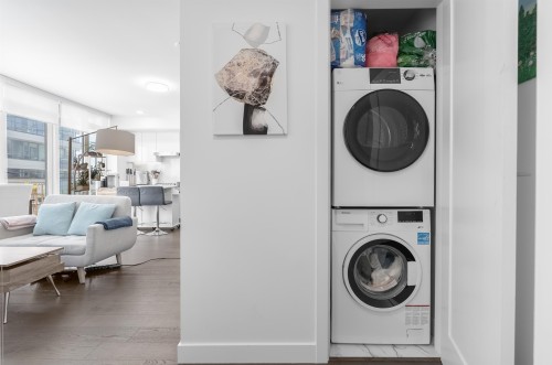 1002-3200 Corvette Way, Richmond, BC - Indoor Photo Showing Laundry Room