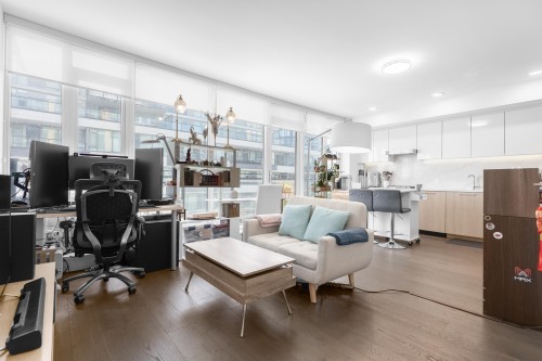 1002-3200 Corvette Way, Richmond, BC - Indoor