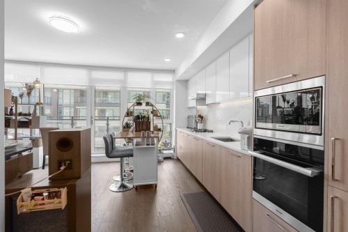 1002-3200 Corvette Way, Richmond, BC - Indoor Photo Showing Kitchen With Upgraded Kitchen