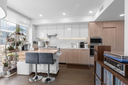 1002-3200 Corvette Way, Richmond, BC - Indoor Photo Showing Kitchen With Upgraded Kitchen