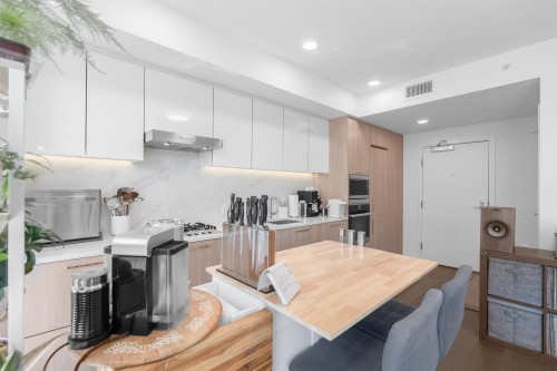 1002-3200 Corvette Way, Richmond, BC - Indoor