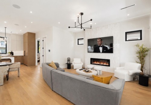 4-3874 Winlake Crescent, Burnaby, BC - Indoor Photo Showing Living Room With Fireplace