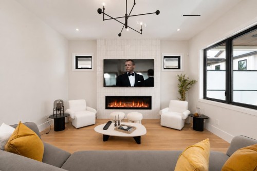 4-3874 Winlake Crescent, Burnaby, BC - Indoor Photo Showing Living Room With Fireplace