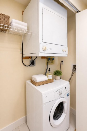 603-2468 Broadway E, Vancouver, BC - Indoor Photo Showing Laundry Room