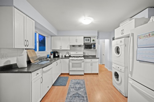 3949 Sefton Street, Port Coquitlam, BC - Indoor Photo Showing Laundry Room