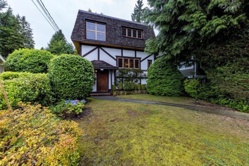 292 St. James Road E North Vancouver, BC V7N 1L2