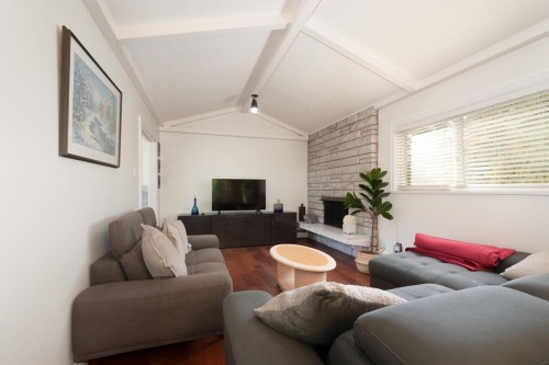 8240 Manson Drive, Burnaby, BC - Indoor Photo Showing Living Room