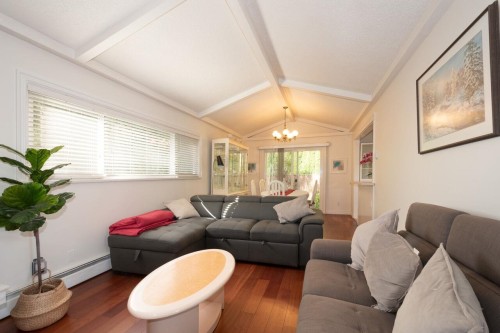 8240 Manson Drive, Burnaby, BC - Indoor Photo Showing Living Room