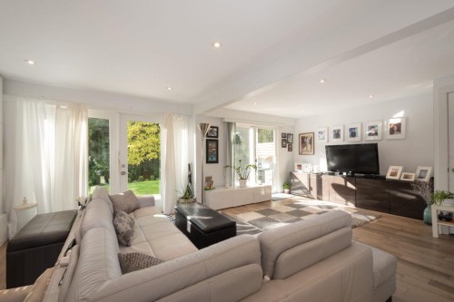 8240 Manson Drive, Burnaby, BC - Indoor Photo Showing Living Room