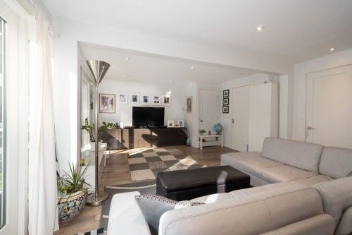 8240 Manson Drive, Burnaby, BC - Indoor Photo Showing Living Room