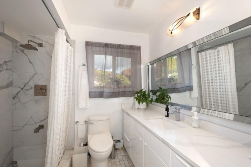 8240 Manson Drive, Burnaby, BC - Indoor Photo Showing Bathroom