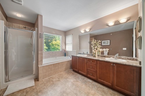 24781 Mcclure Drive, Maple Ridge, BC - Indoor Photo Showing Bathroom