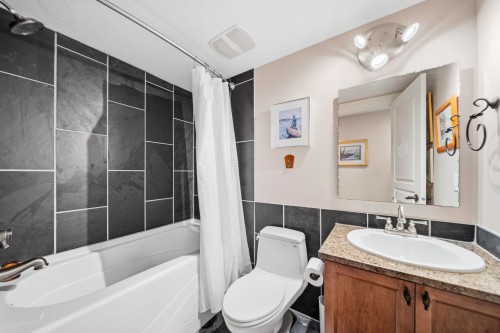 24781 Mcclure Drive, Maple Ridge, BC - Indoor Photo Showing Bathroom