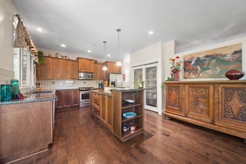 24781 Mcclure Drive, Maple Ridge, BC - Indoor Photo Showing Kitchen With Upgraded Kitchen