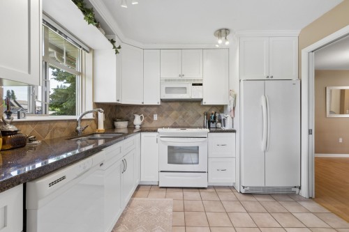 505-2059 Chesterfield Avenue, North Vancouver, BC - Indoor Photo Showing Kitchen