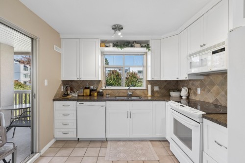 505-2059 Chesterfield Avenue, North Vancouver, BC - Indoor Photo Showing Kitchen With Double Sink