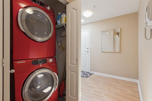 505-2059 Chesterfield Avenue, North Vancouver, BC - Indoor Photo Showing Laundry Room