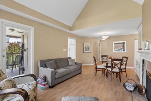 505-2059 Chesterfield Avenue, North Vancouver, BC - Indoor Photo Showing Living Room