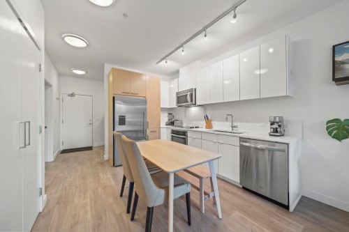 214-1621 Hamilton Avenue  North Vancouver, BC V7P 0B6