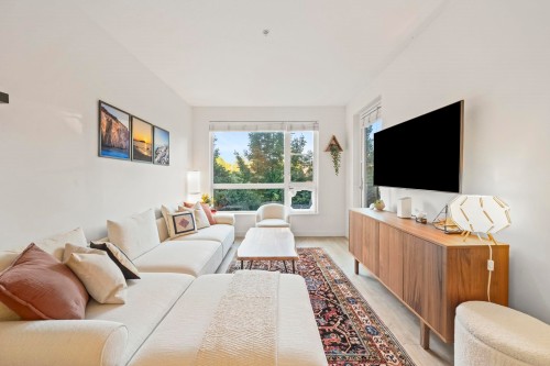 214-1621 Hamilton Avenue, North Vancouver, BC - Indoor Photo Showing Living Room