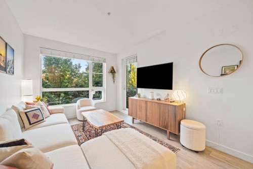 214-1621 Hamilton Avenue, North Vancouver, BC - Indoor Photo Showing Living Room