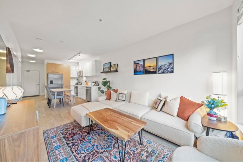 214-1621 Hamilton Avenue, North Vancouver, BC - Indoor Photo Showing Living Room