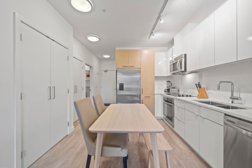 214-1621 Hamilton Avenue, North Vancouver, BC - Indoor Photo Showing Kitchen With Double Sink With Upgraded Kitchen