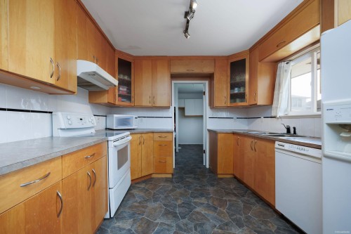 1234 Prairie Avenue, Port Coquitlam, BC - Indoor Photo Showing Kitchen With Double Sink