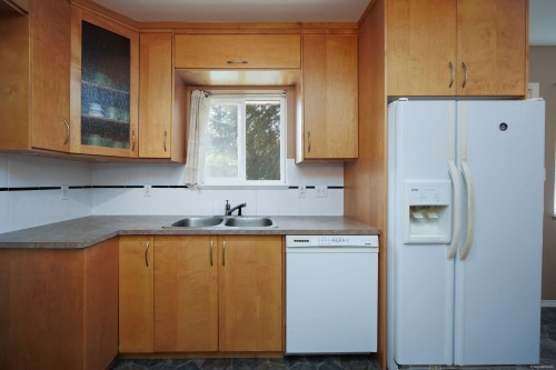 1234 Prairie Avenue, Port Coquitlam, BC - Indoor Photo Showing Kitchen With Double Sink