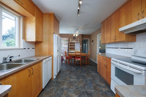 1234 Prairie Avenue, Port Coquitlam, BC - Indoor Photo Showing Kitchen With Double Sink