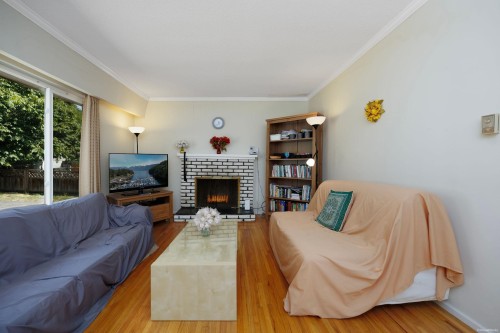 1234 Prairie Avenue, Port Coquitlam, BC - Indoor Photo Showing Living Room With Fireplace