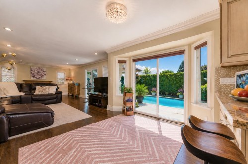 8231 Sunnywood Drive, Richmond, BC - Indoor Photo Showing Living Room