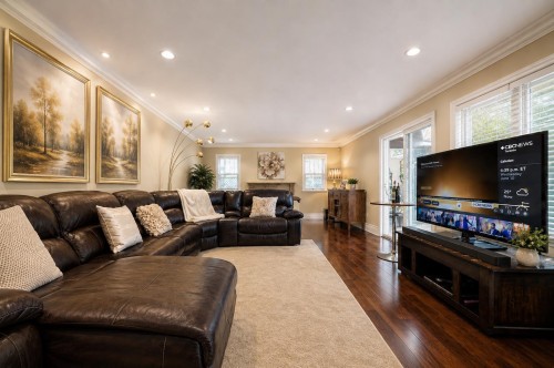 8231 Sunnywood Drive, Richmond, BC - Indoor Photo Showing Living Room