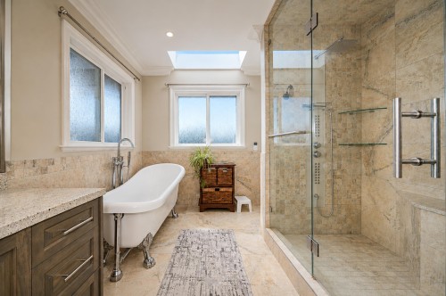 8231 Sunnywood Drive, Richmond, BC - Indoor Photo Showing Bathroom