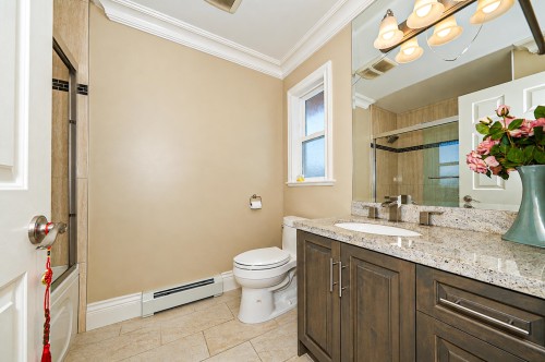 8231 Sunnywood Drive, Richmond, BC - Indoor Photo Showing Bathroom