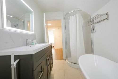3874 13Th Avenue W, Vancouver, BC - Indoor Photo Showing Bathroom