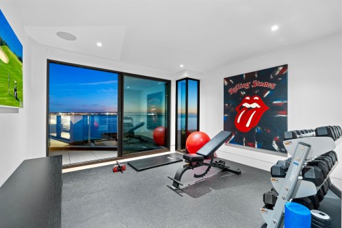 2356 Bellevue Avenue, West Vancouver, BC - Indoor Photo Showing Gym Room