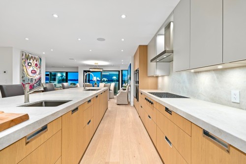 2356 Bellevue Avenue, West Vancouver, BC - Indoor Photo Showing Kitchen With Upgraded Kitchen