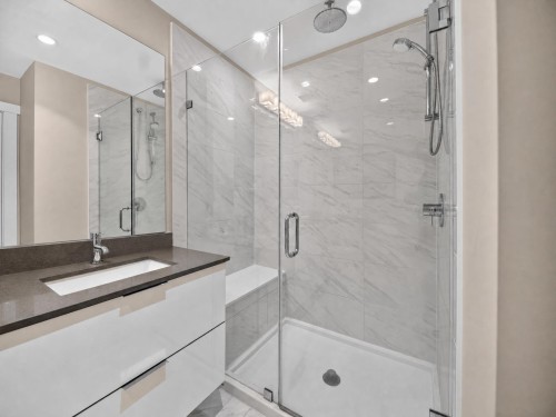 204-2651 Library Lane, North Vancouver, BC - Indoor Photo Showing Bathroom